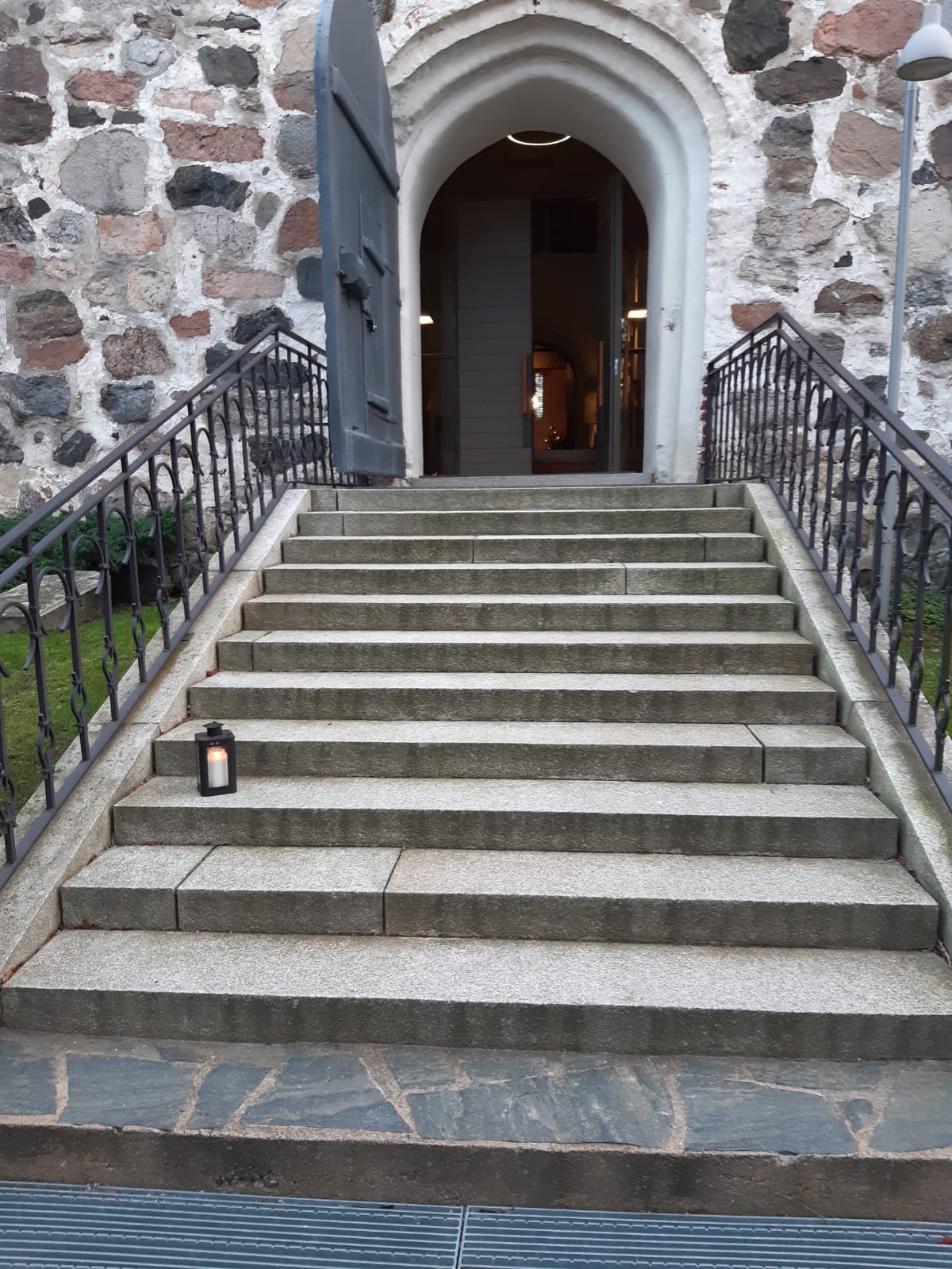 Kuvassa Mynämäen kirkko etuovelta ja ovi avoinna.