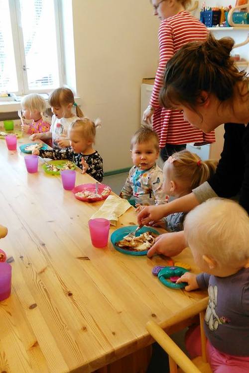 Avoimen päiväkerhon kahvihetki.