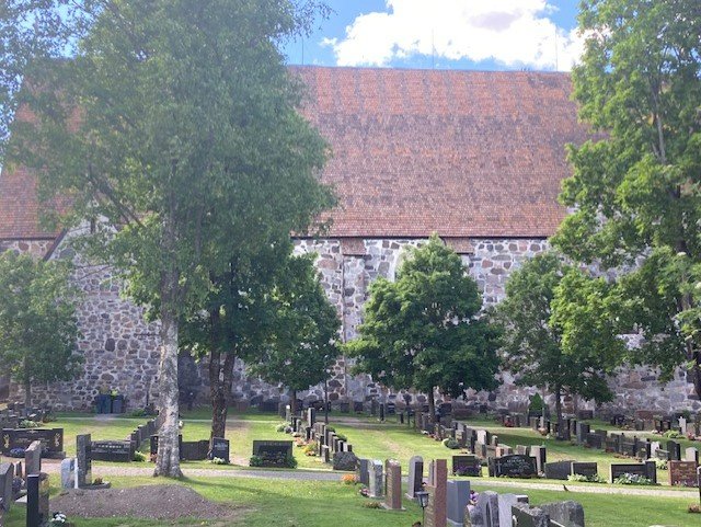 Kuvassa Mynämäen kirkko sivulta uuden paanukaton saaneena.