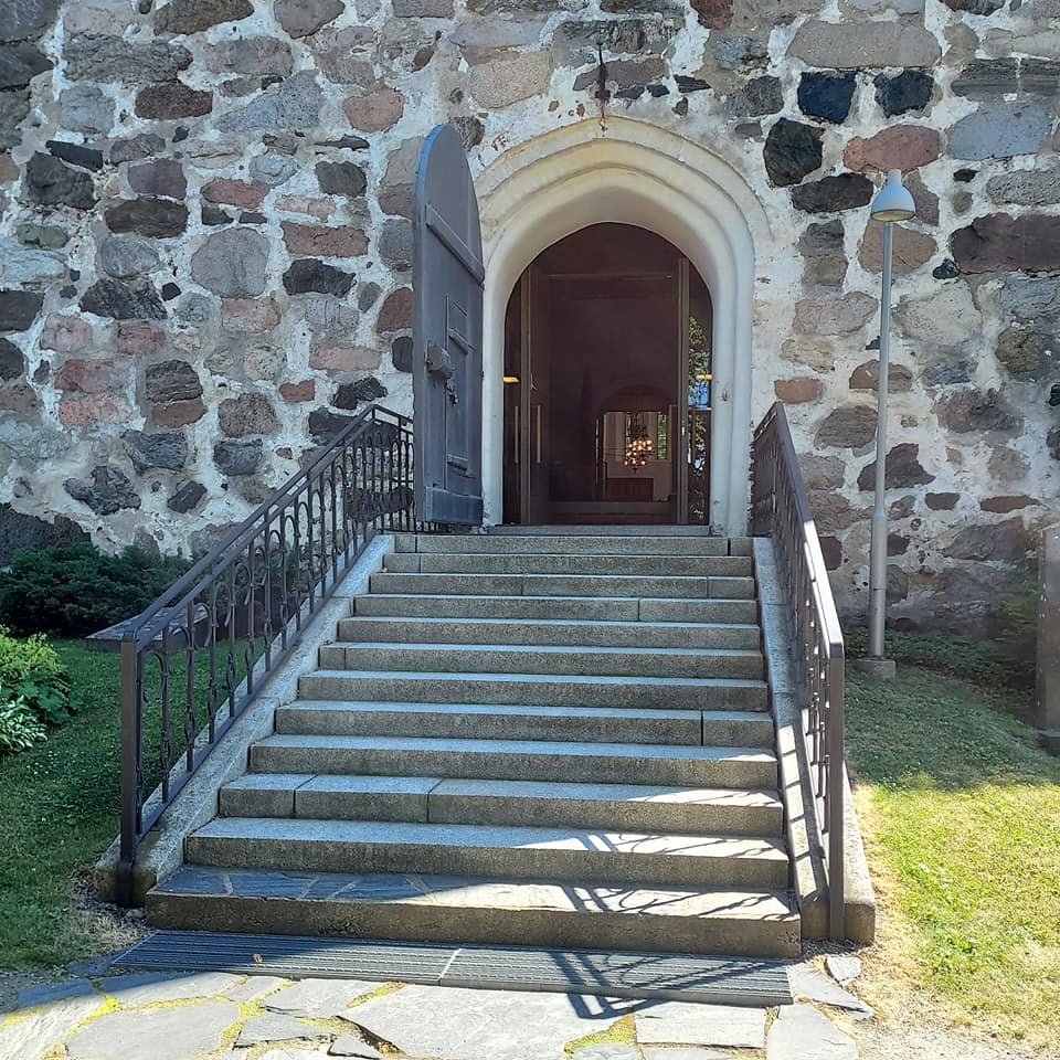 Kuvassa Mynämäen kirkko etuovelta ja ovi avoinna.