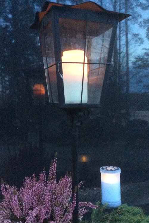 Lyhty jonka sisällä hautakynttilä.