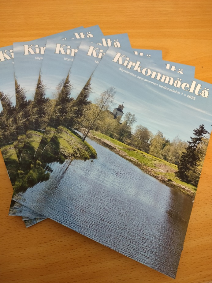 Kirkonmäeltä lehtiä pöydällä.
