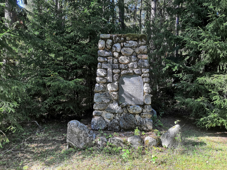 Hartaus Hietamäen kappelin muistomerkin luona Hietamäen kappelin muistomerkki