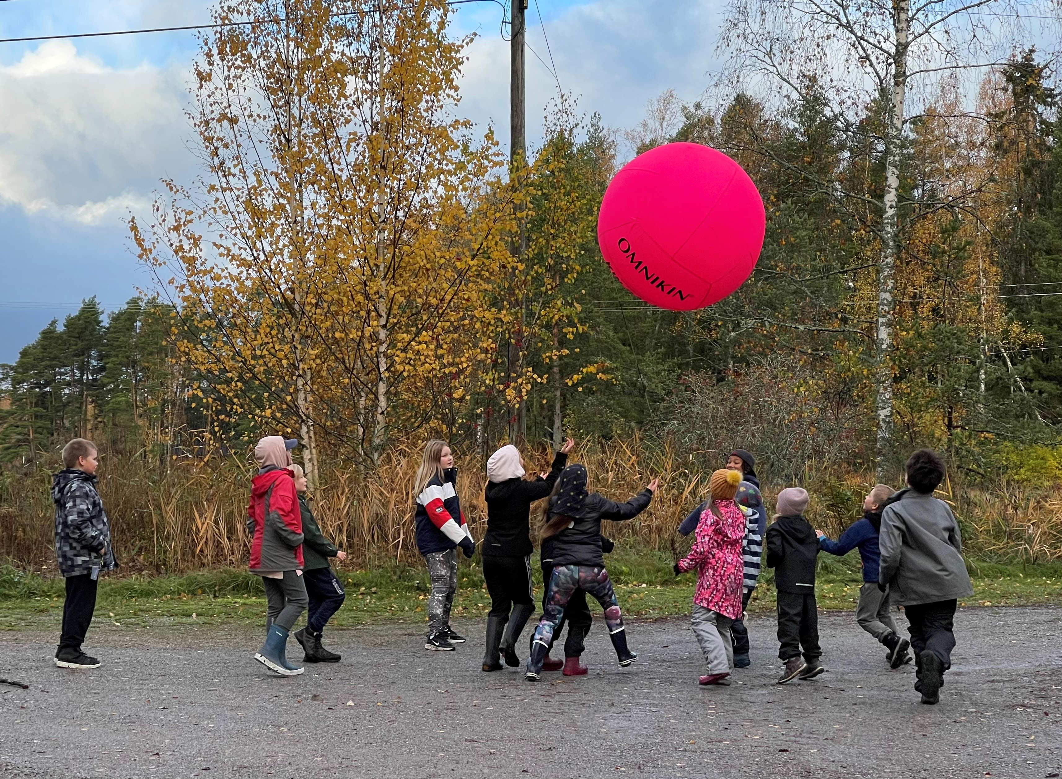 kouluikäisten leiri, lapsia pelaamassa