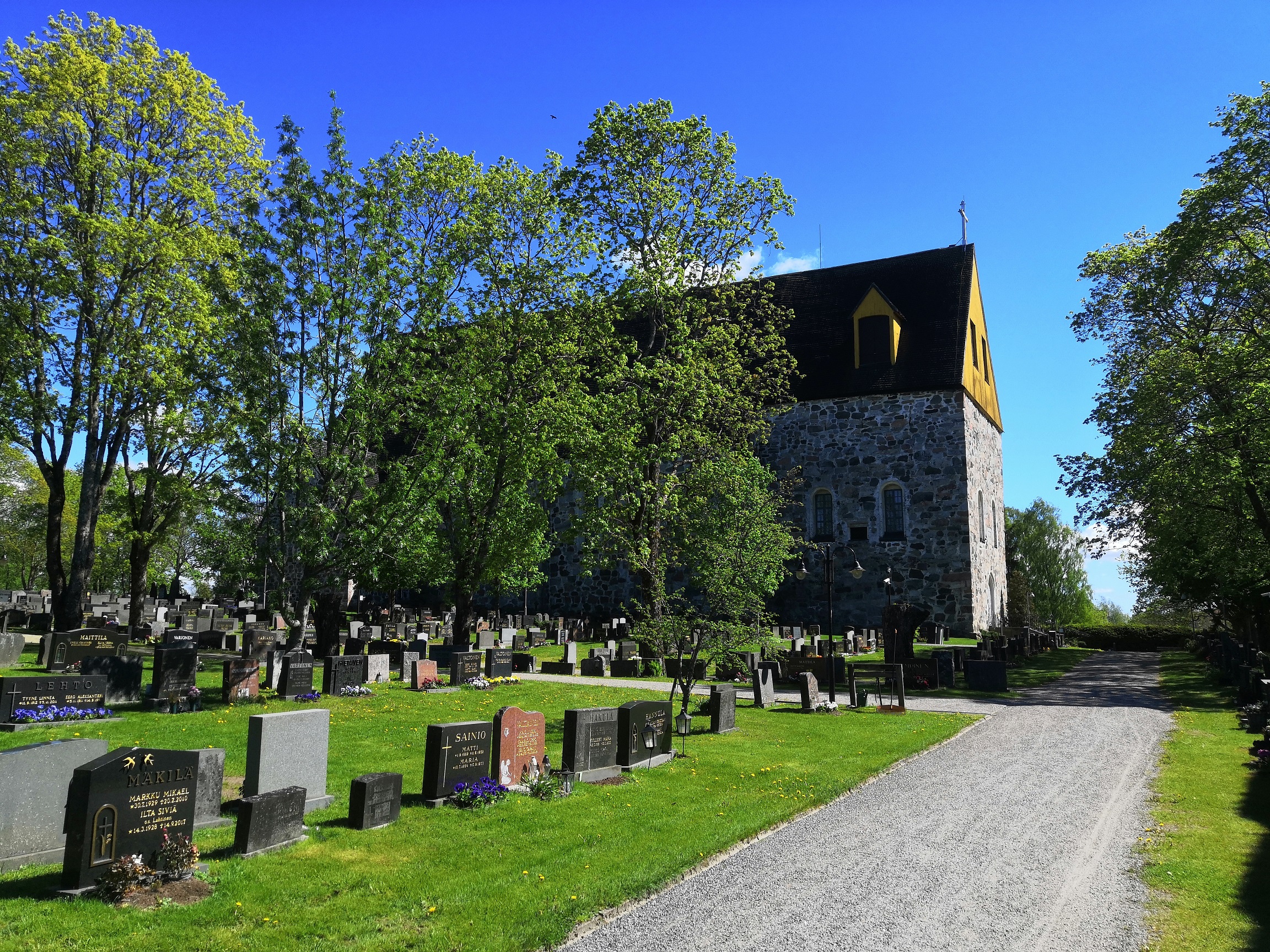 Kuvassa Mynämäen kirkko ja hautausmaa.