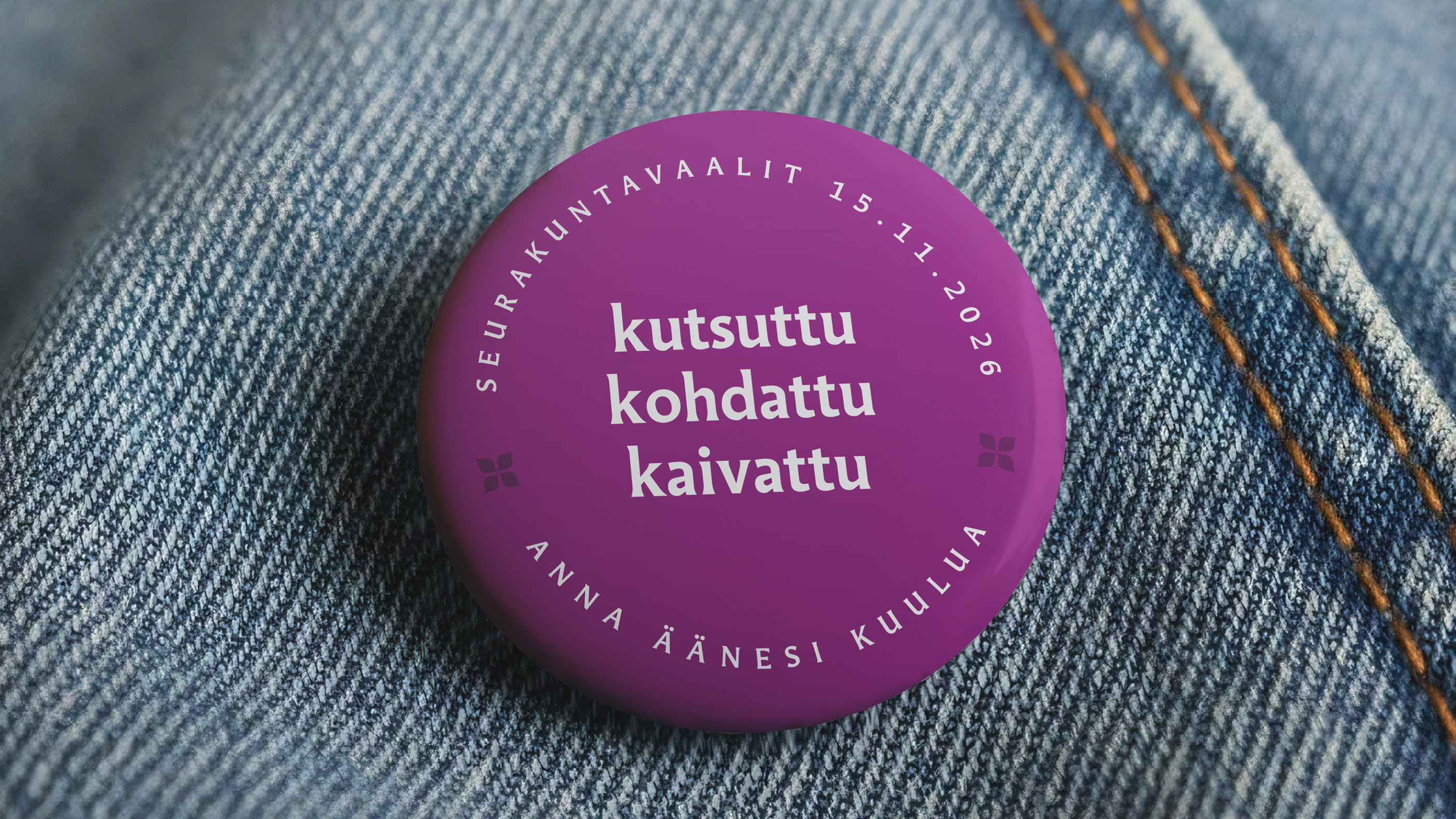 Seurakuntavaalit 15.11.2026. Kuvassa violetti pinssi farkkukankaan päällä.