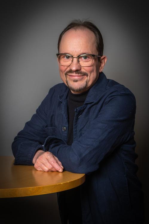 Taiteilijakuva Esa Toivola (kuva Tuula Vartiainen)